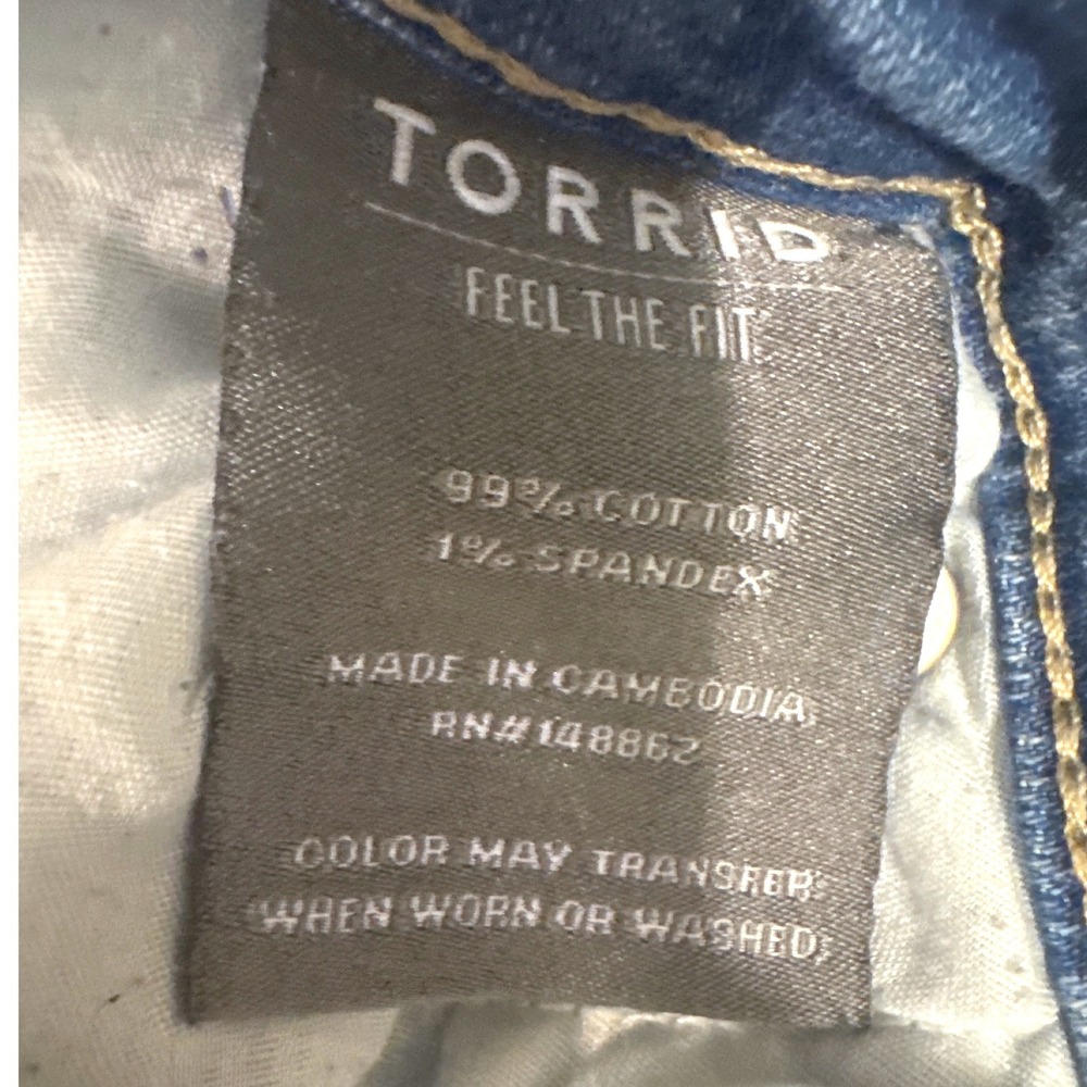 Torrid Womens Denim Shorts Size 12 Blue Button Fly Raw Cuffed Hem Light Wash - Picture 6 of 7
